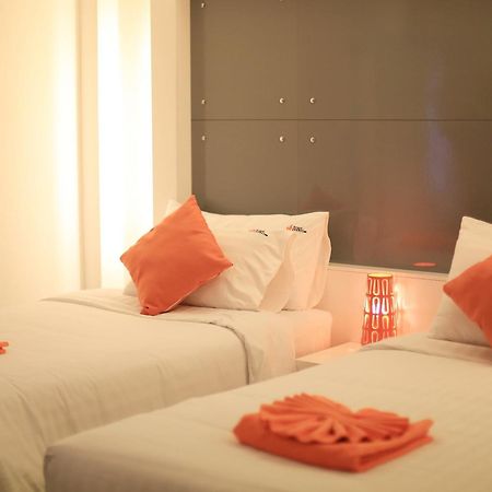 The Original Orange Hotel Накхон Си Тамарат Стая снимка