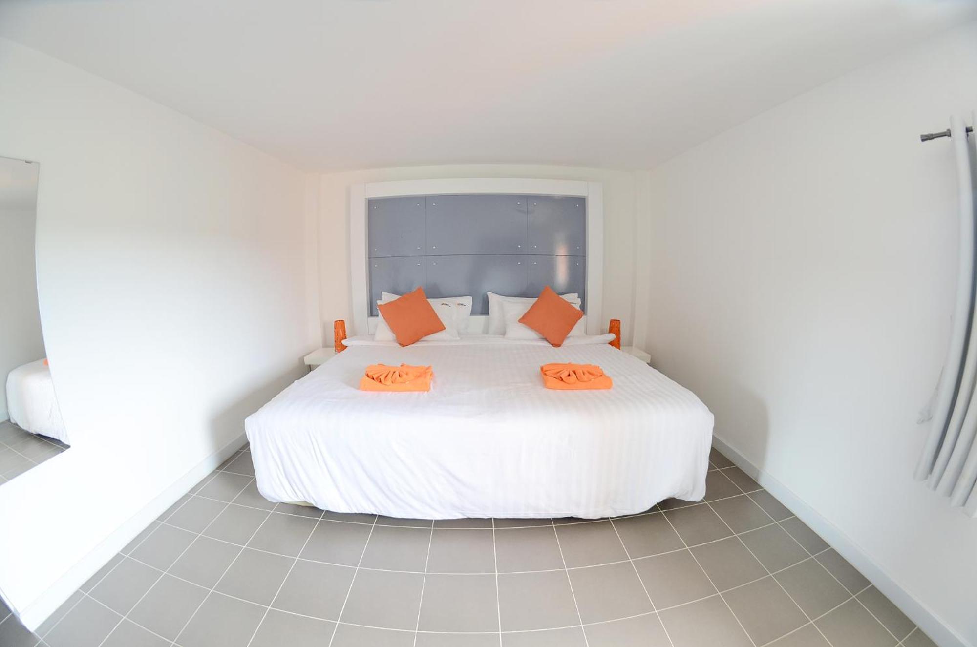 The Original Orange Hotel Накхон Си Тамарат Стая снимка