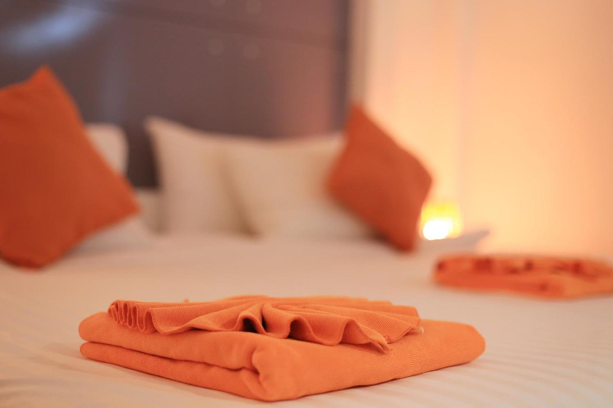 The Original Orange Hotel Накхон Си Тамарат Стая снимка