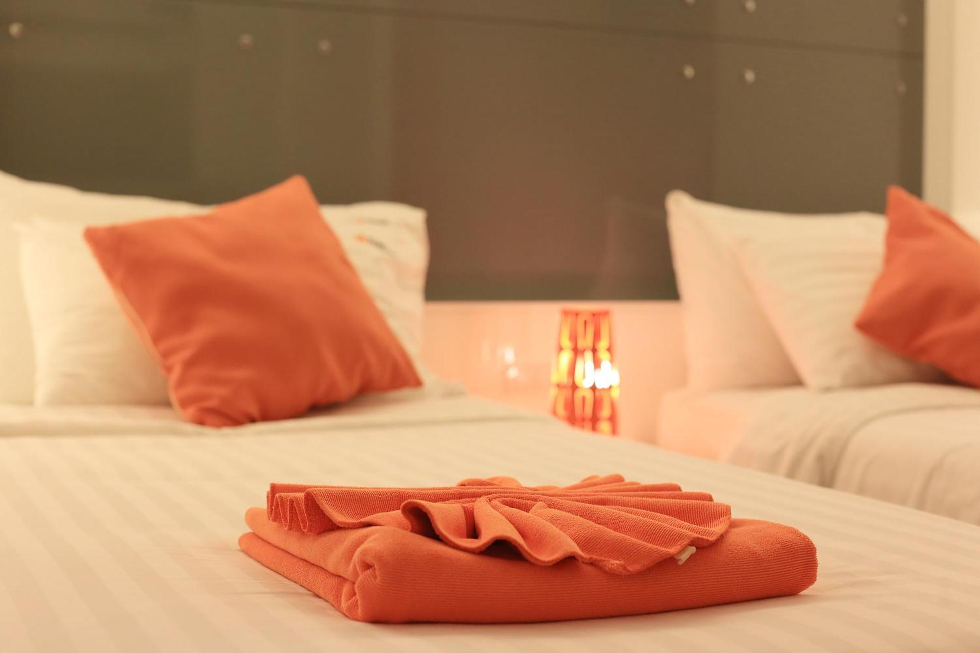 The Original Orange Hotel Накхон Си Тамарат Стая снимка