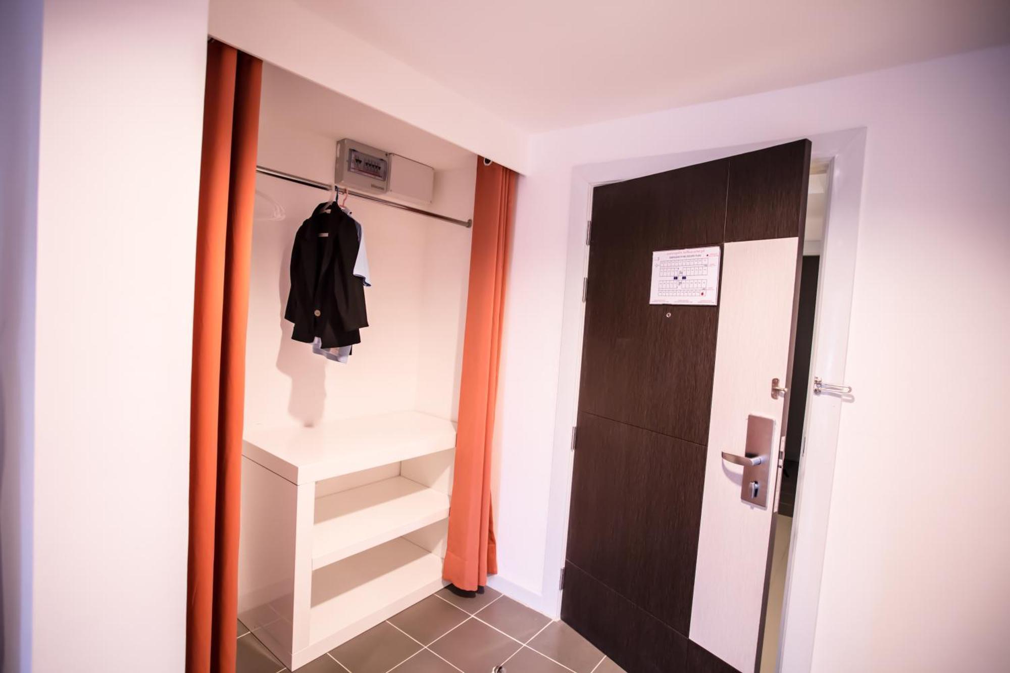 The Original Orange Hotel Накхон Си Тамарат Стая снимка