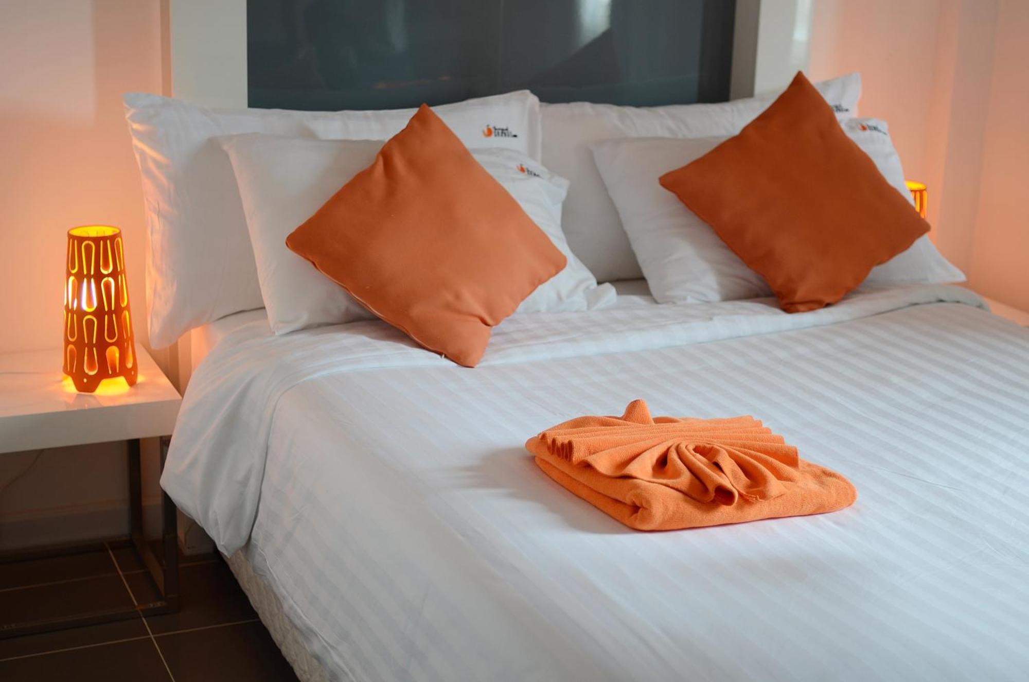 The Original Orange Hotel Накхон Си Тамарат Стая снимка