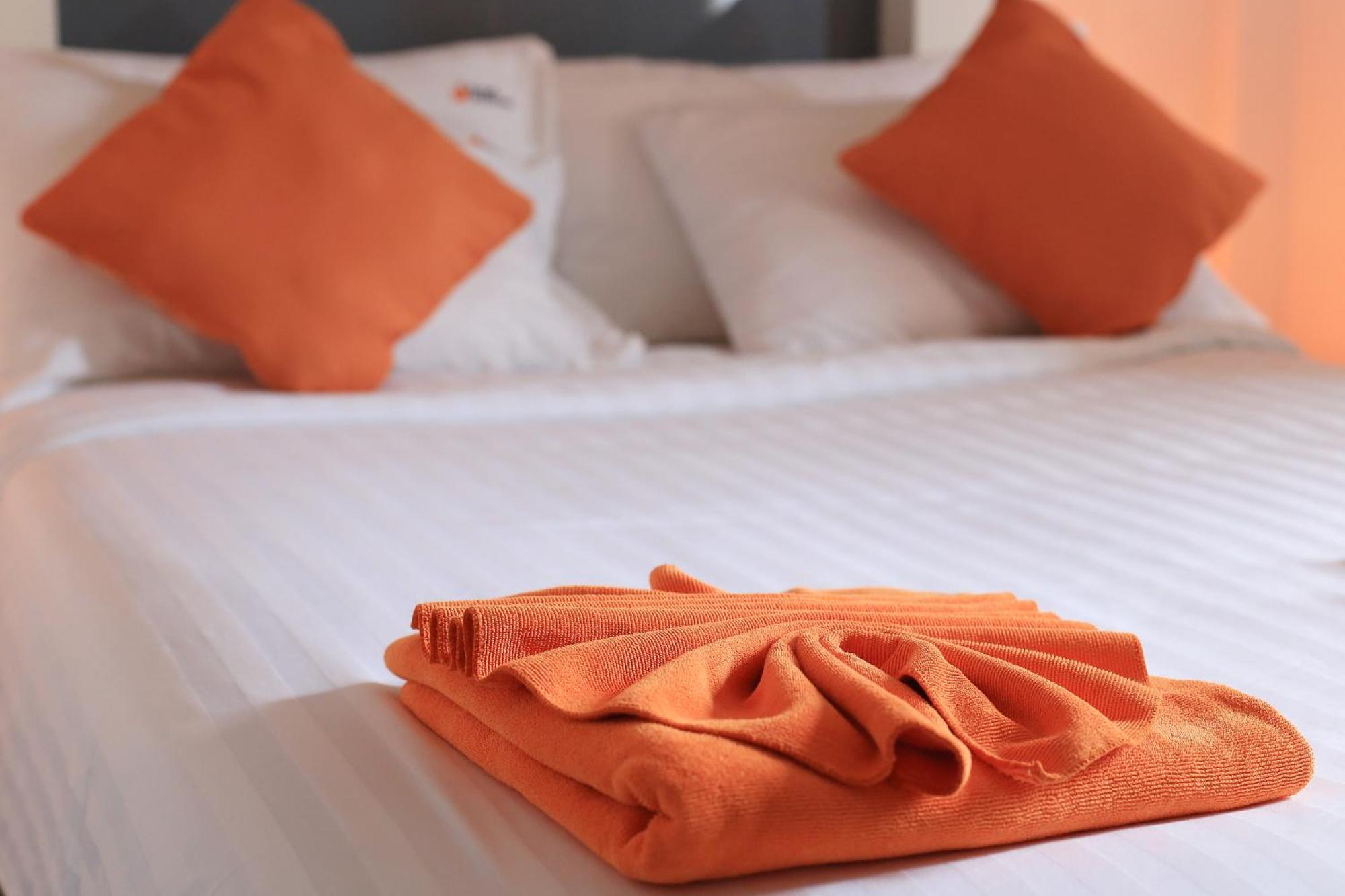 The Original Orange Hotel Накхон Си Тамарат Стая снимка