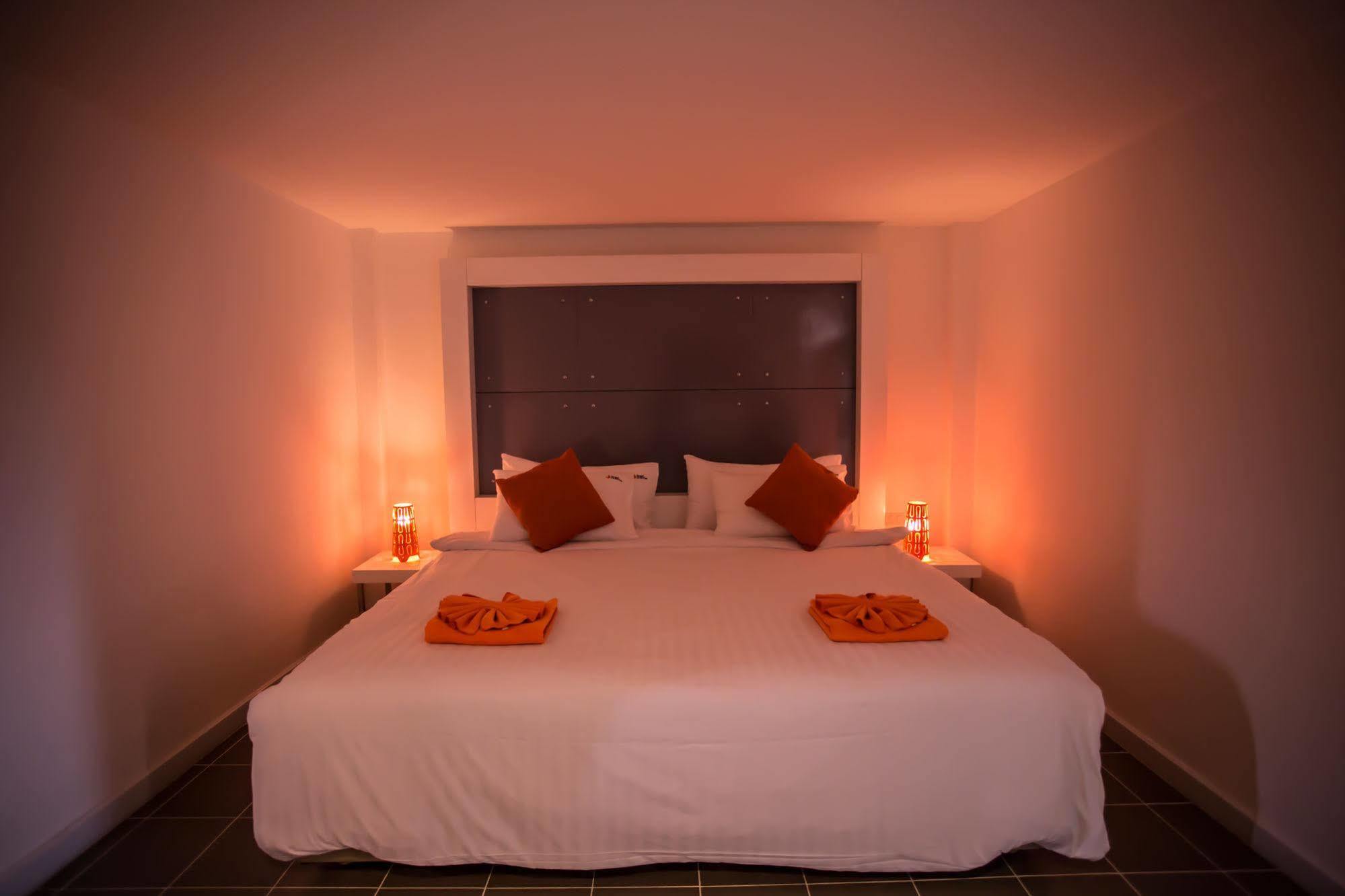 The Original Orange Hotel Накхон Си Тамарат Екстериор снимка